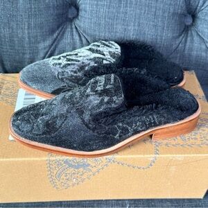 NWT Free People Black/Gray Velvet faux fur lined Butterfly Effect Mules. W36 (6)
